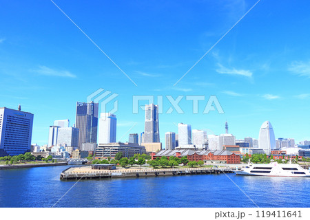 神奈川県横浜市、横浜赤レンガ倉庫とランドマークタワーの風景 神奈川県横浜市、横浜赤レンガ倉庫とランドマークタワーの風景 119411641