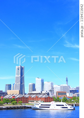 神奈川県横浜市、横浜赤レンガ倉庫とランドマークタワーの風景 神奈川県横浜市、横浜赤レンガ倉庫とランドマークタワーの風景 119411642