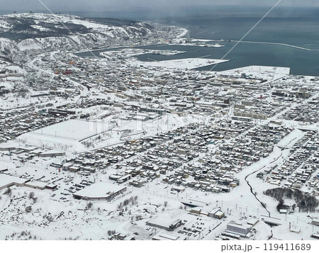 着陸直前の機内より見る日本最北の稚内市街 着陸直前の機内より見る日本最北の稚内市街 119411689