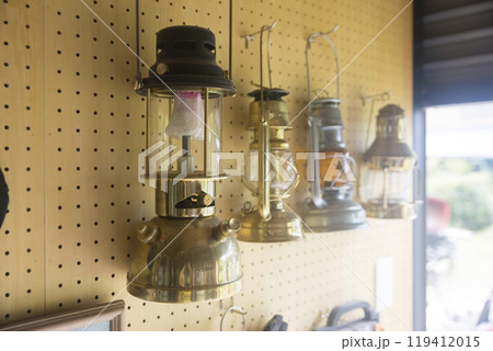 ガレージにお洒落に収納したキャンプギア　ランタン 119412015