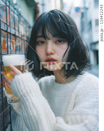 ビールを飲むアジア人女性 119412243