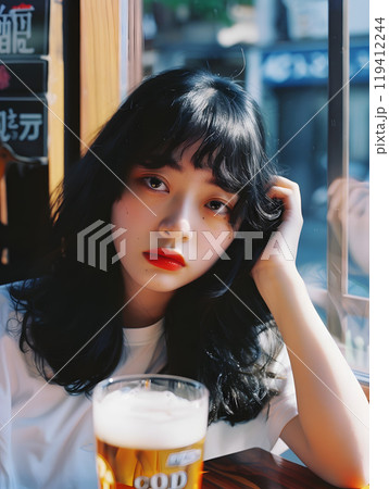 ビールを飲むアジア人女性 119412244