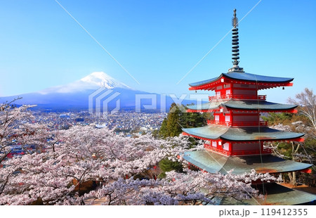 【山梨県】快晴の富士山と新倉富士浅間神社の五重塔と桜 119412355