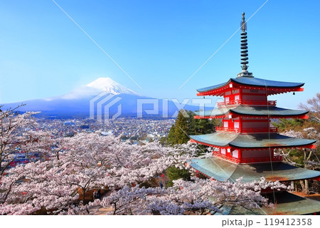 【山梨県】快晴の富士山と新倉富士浅間神社の五重塔と桜 119412358