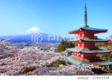【山梨県】快晴の富士山と新倉富士浅間神社の五重塔と桜 119412359