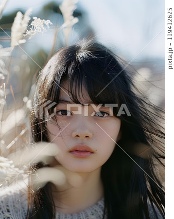 アナログフォト風のアジア人女性のファッションポートレート 119412625