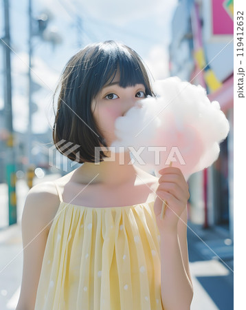 綿菓子を持ったアジア人女性 119412632