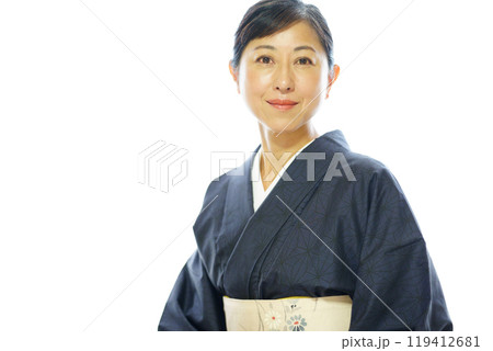 紬の着物を着てほほ笑む中年女性 紬の着物を着てほほ笑む中年女性 119412681