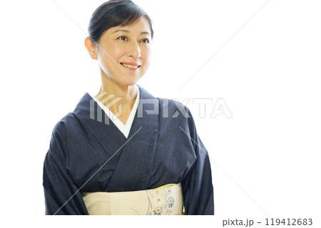 紬の着物を着てほほ笑む中年女性 119412683