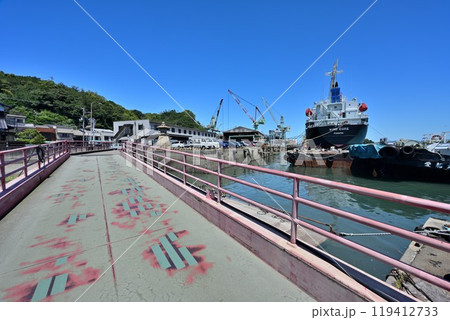 愛媛県今治市のよく晴れた波止浜港（はしはまこう）の風景 119412733
