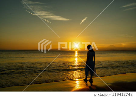 夕日の海と女性 夕日の海と女性 119412748