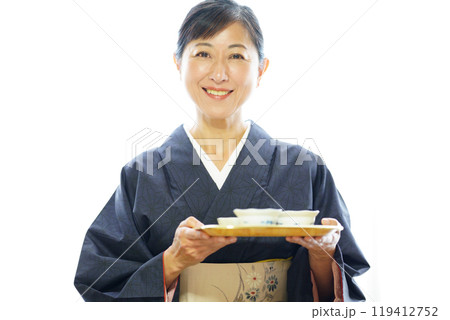 和服姿で食事を運ぶ中年女性	　カメラ目線 119412752