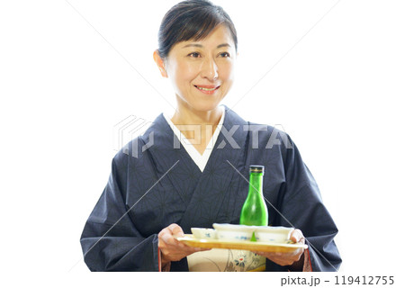 和服姿で食事を運ぶ中年女性	 119412755