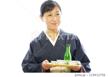 和服姿で食事を運ぶ中年女性	 119412756
