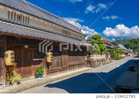奈良県明日香村　飛鳥坐神社前の昔ながらの町並み 119412765