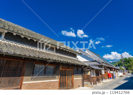 奈良県明日香村 飛鳥坐神社前の昔ながらの町並み 奈良県明日香村 飛鳥坐神社前の昔ながらの町並み 119412766