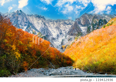 紅葉と雪の一ノ倉沢1 119412936