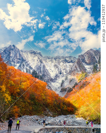 紅葉と雪の一ノ倉沢（縦） 119412937