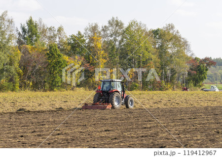 農地を耕す赤いトラクター 北海道帯広市 農地を耕す赤いトラクター 北海道帯広市 119412967