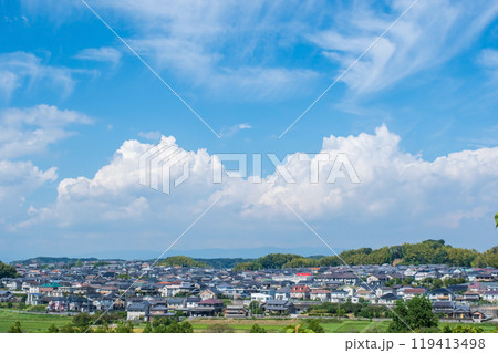 住宅街と雲のある空 119413498