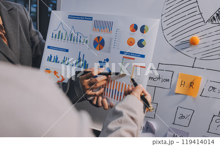 Business people are analyzing and planning business strategies. Business people are analyzing and planning business strategies. 119414014
