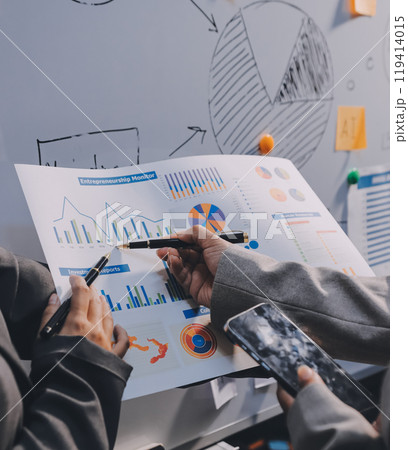 Business people are analyzing and planning business strategies. 119414015