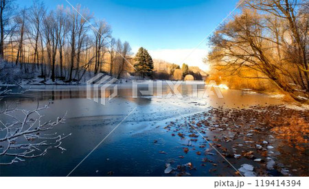 薄く氷の張っている湖 119414394
