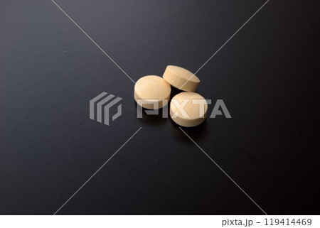 黒い背景に錠剤 119414469
