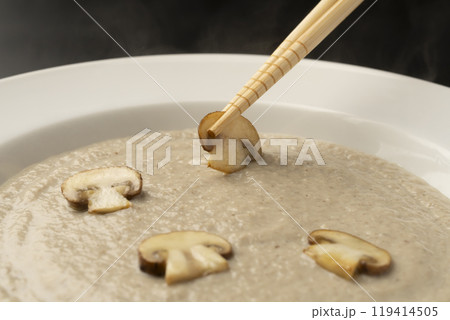 きのこのポタージュ　ポタージュにマッシュルームとパセリを乗せる　トッピング 119414505