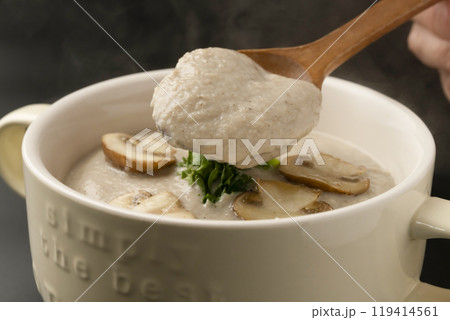 きのこのポタージュ　きのこのポタージュスープをスプーンで持ち上げる 119414561