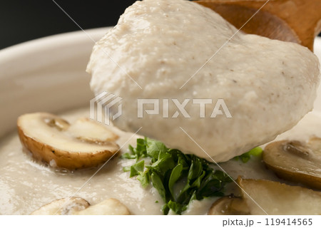 きのこのポタージュ　きのこのポタージュスープをスプーンで持ち上げる 119414565