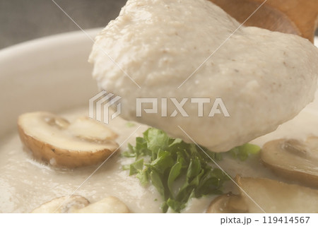 きのこのポタージュ　きのこのポタージュスープをスプーンで持ち上げる 119414567