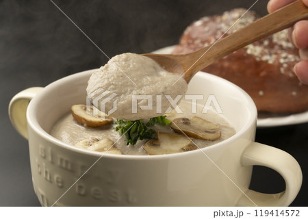 きのこのポタージュ きのこのポタージュスープをスプーンで持ち上げる きのこのポタージュ きのこのポタージュスープをスプーンで持ち上げる 119414572