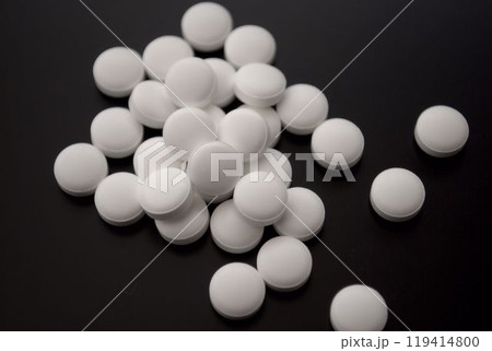 黒い背景に錠剤 119414800