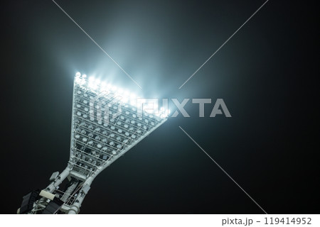 夜の競技場を照らし始める照明 夜の競技場を照らし始める照明 119414952