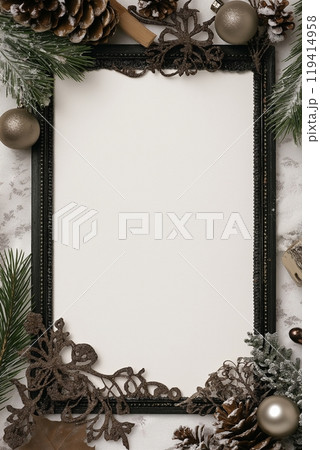 クリスマスの装飾品で飾られたフレームと白紙のコピースペース クリスマスの装飾品で飾られたフレームと白紙のコピースペース 119414958