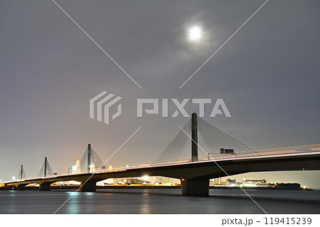 スーパームンに照らされる橋 スーパームンに照らされる橋 119415239