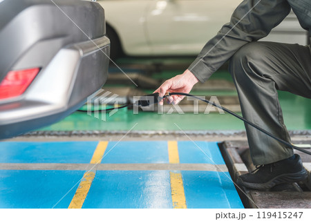 車検の完成検査をする自動車整備士・検査員の男性メカニック 車検の完成検査をする自動車整備士・検査員の男性メカニック 119415247