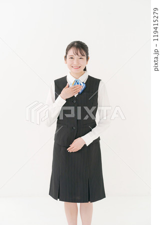 お勧めポーズをする制服姿の女性 119415279