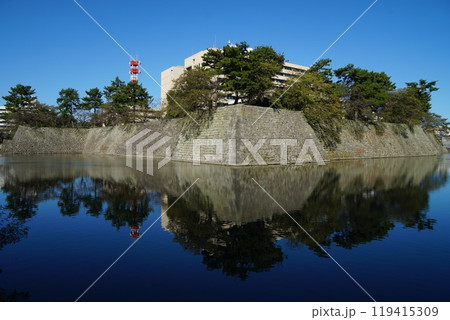 広い堀に囲まれた福井城 119415309