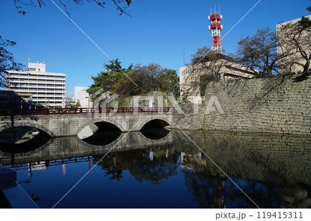 広い堀に囲まれた福井城 119415311