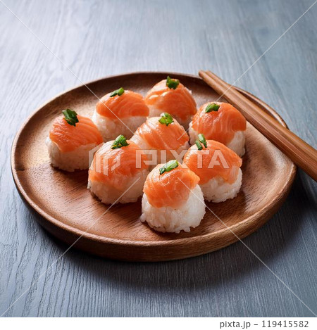 美味しそうな塩鮭のおにぎり 119415582