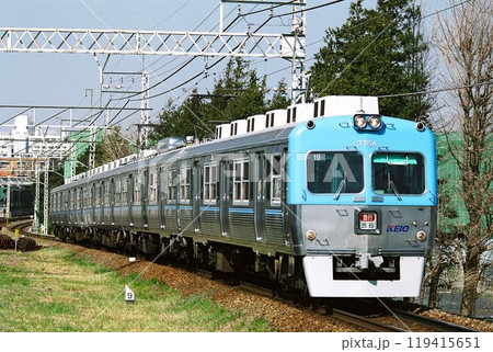 渋谷へ向けて井の頭線をゆく急行運用の京王電鉄3000系 119415651