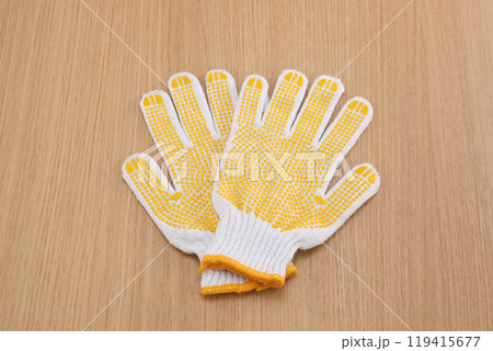 床に置かれた軍手 119415677