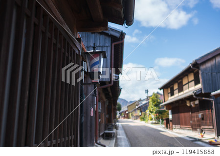 江戸時代の町並みを色濃く残す東海道47番目の宿場町三重県亀山市「関宿」の街並みを撮影 119415888