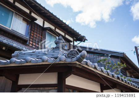 江戸時代の町並みを色濃く残す東海道47番目の宿場町三重県亀山市「関宿」の街並みを撮影 119415891