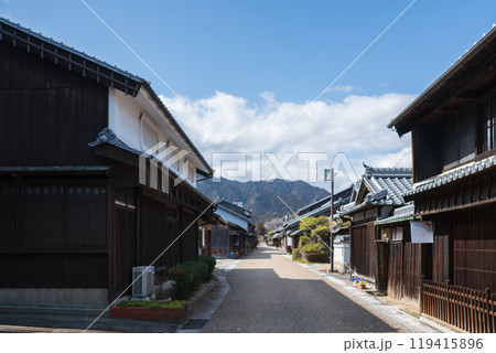 江戸時代の町並みを色濃く残す東海道47番目の宿場町三重県亀山市「関宿」の街並みを撮影 江戸時代の町並みを色濃く残す東海道47番目の宿場町三重県亀山市「関宿」の街並みを撮影 119415896