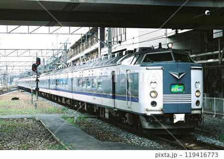 新潟駅に到着する583系の急行きたぐに号 新潟駅に到着する583系の急行きたぐに号 119416773