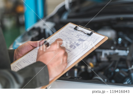 自動車のエンジンルームをチェックする自動車整備士・受け入れ検査（車検・定期点検） 119416843