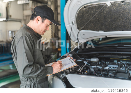 自動車のエンジンルームをチェックする自動車整備士・受け入れ検査（車検・定期点検） 119416846